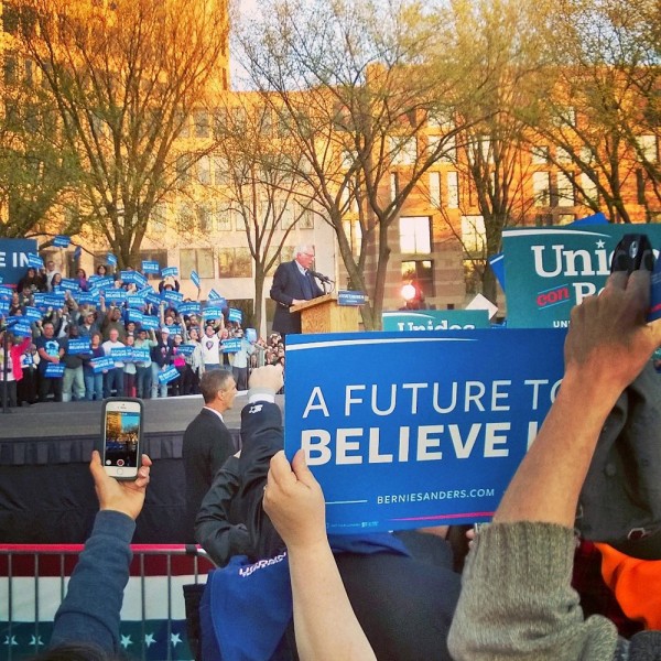 Bernie Sanders puhumassa kannattajilleen New Havenissa, Connecticutissa.