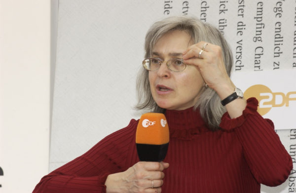 Anna_Politkovskaja_auf_dem_Blaue_Sofa_(6343055435)