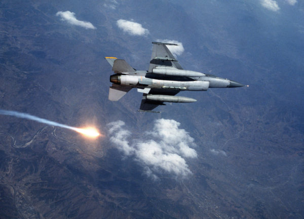 F-16_releases_a_flare