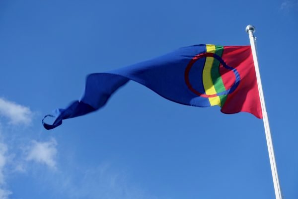 Sámi_(Saami)_flag,_pennant_of_Sàpmi,_blue_sky._Sameflagg_vimpel_blå_himmel._Harstad_2019-05-09_DSC01203