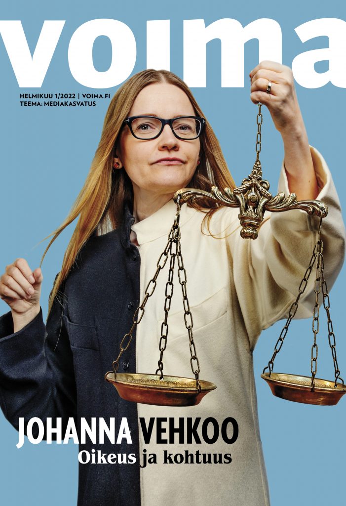 Voiman kannessa Johanna Vehkoo ja teksti "Oikeus ja kohtuus" sinisellä taustalla.