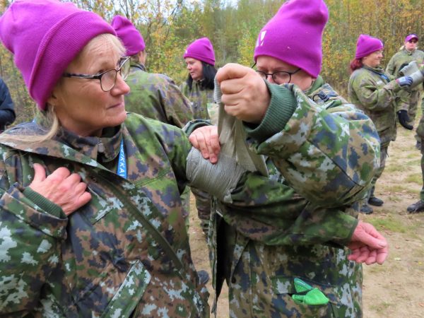 Naisten valmiusliitto kaden sitominen