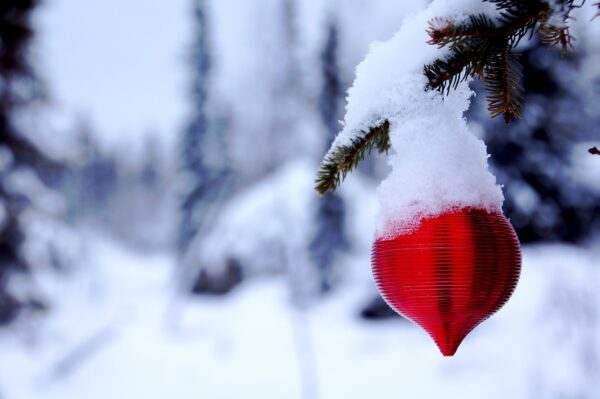 2048px-Glass_ornament_with_snow