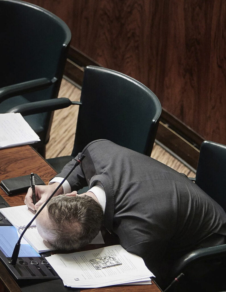 Jussi Halla-aho on laskenut päänsä pöydälle, kirjoittaa.