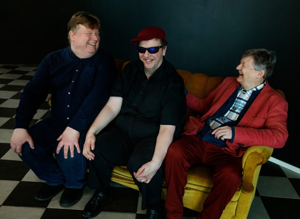 Kalle Salonen, Pekka Gröhn ja Jukka Gustafsson istuvat sohvalla.