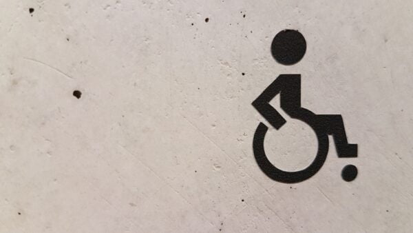 Seinässä logo, jossa pyörätuolia käyttävä henkilö.