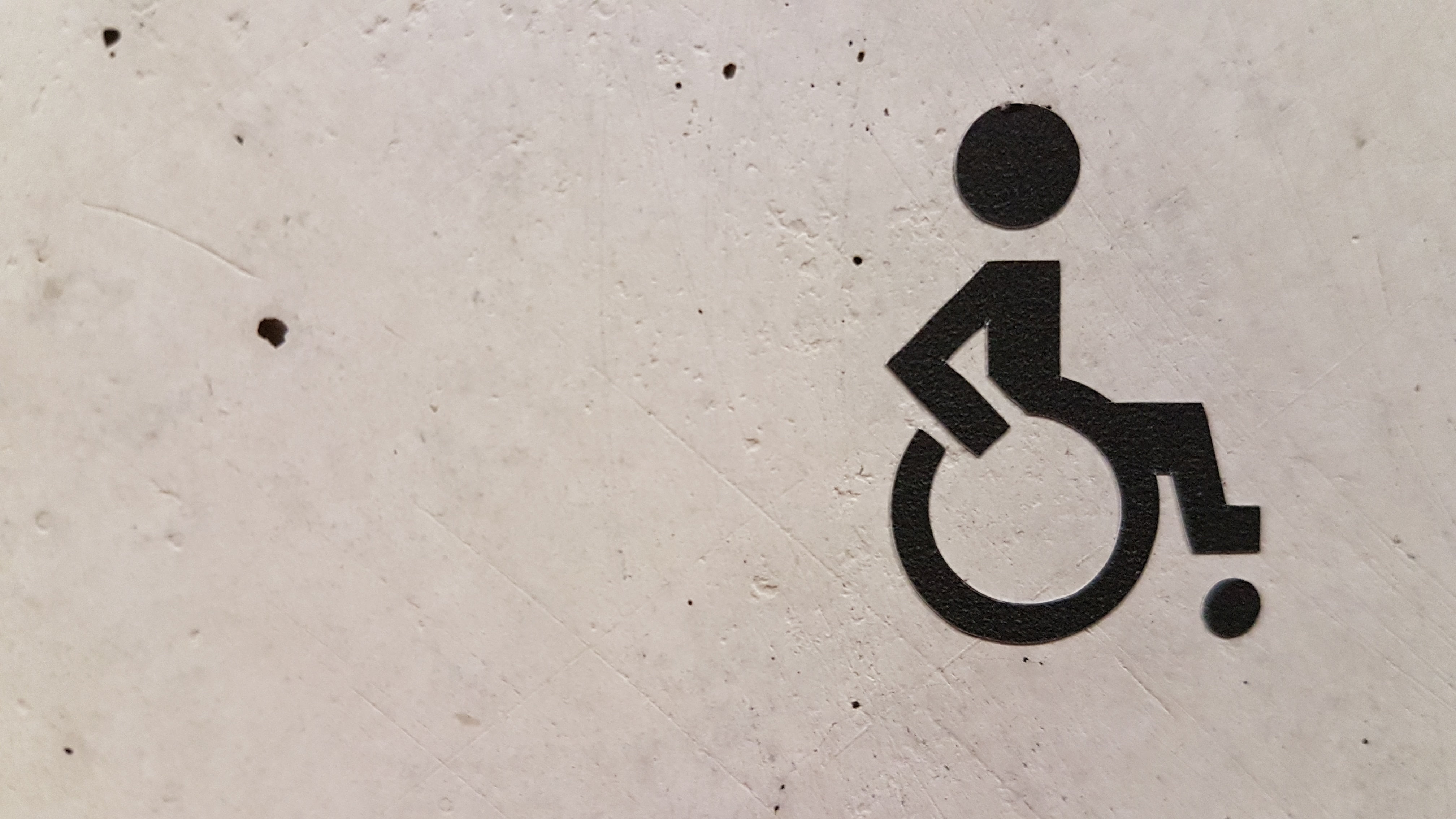 Seinässä logo, jossa pyörätuolia käyttävä henkilö.