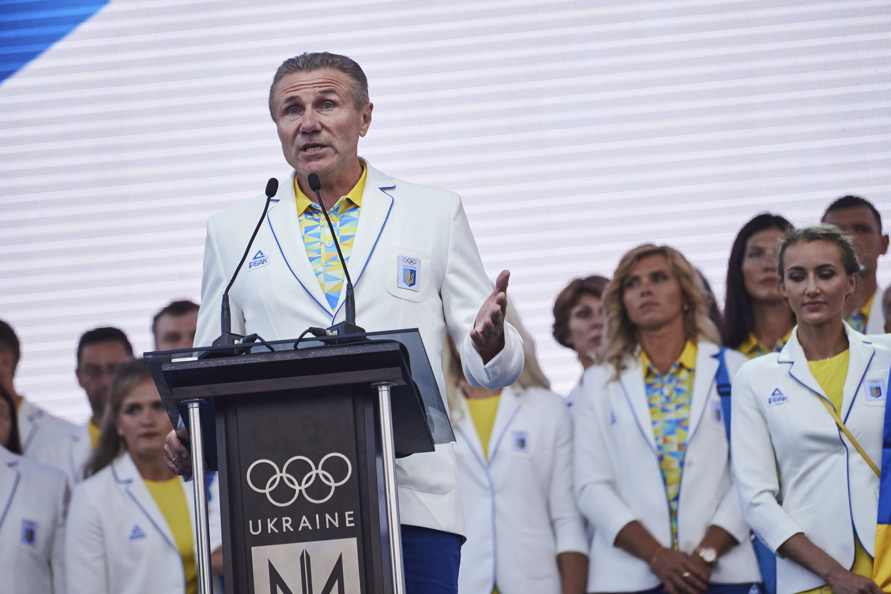 Sergei Bubka puhuu mikrofoniin, ihmisiä taustalla.