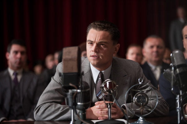 Leonardo DiCaprio puhuu mikrofoneihin.