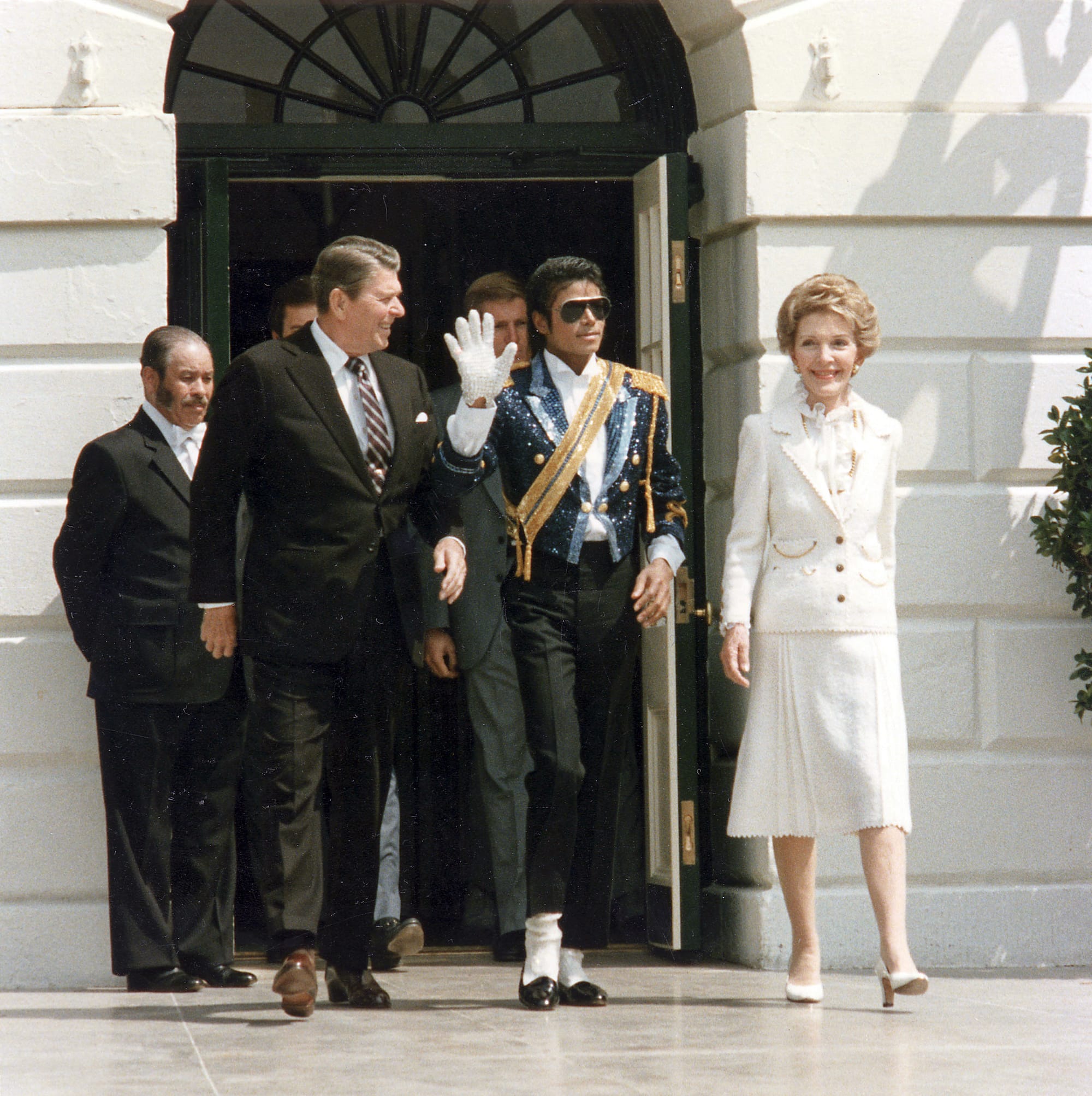 Presidentti Reagan poptähti Michael Jacksonin seurassa. Kuva: White House Photo Office.
